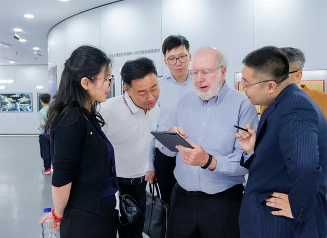 “硅谷精神之父”凱文凱利到訪思必馳，智慧辦公產(chǎn)品成AI應用新亮點